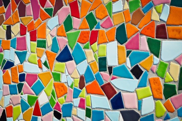 Fragment kolorowej mozaiki na ścianie