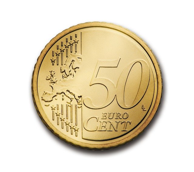 Na białym tle moneta 50 eurocent.