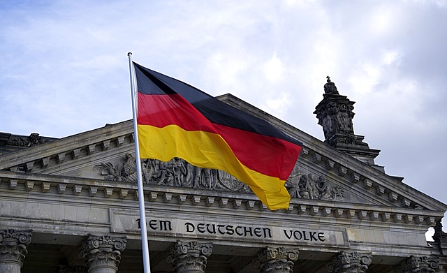 Flaga Niemiec na tle Bundestagu w Berlinie. 1. Kim jesteś? 