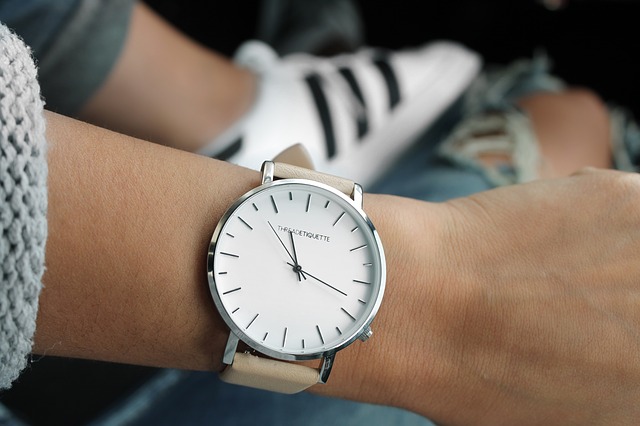 Piękny zegarek na ręce wskazuje godzinę zegarową
