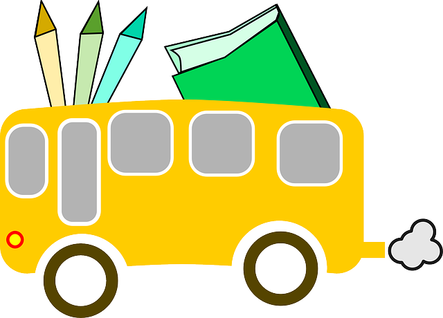 Autobus szkolny z kredkami i książką.
